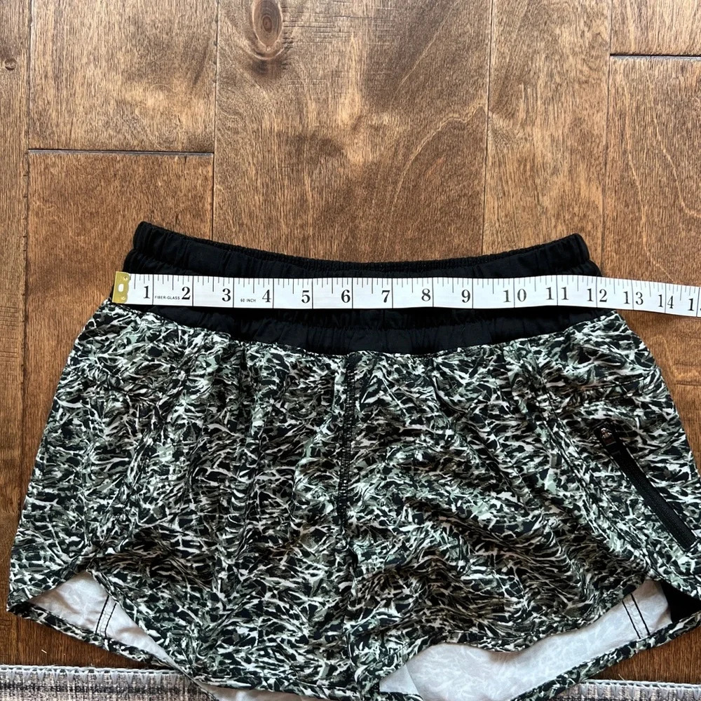 Lululemon women’s Tracker IV short size 6 - Picture 10 of 11